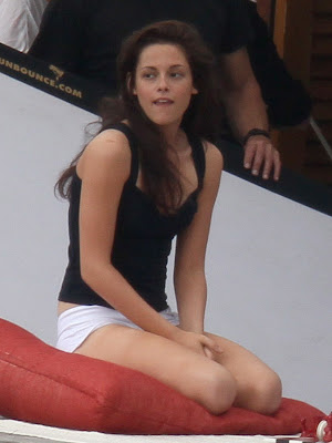 Kristen Stewart sexy bra cleavage Breaking Dawn Brazil