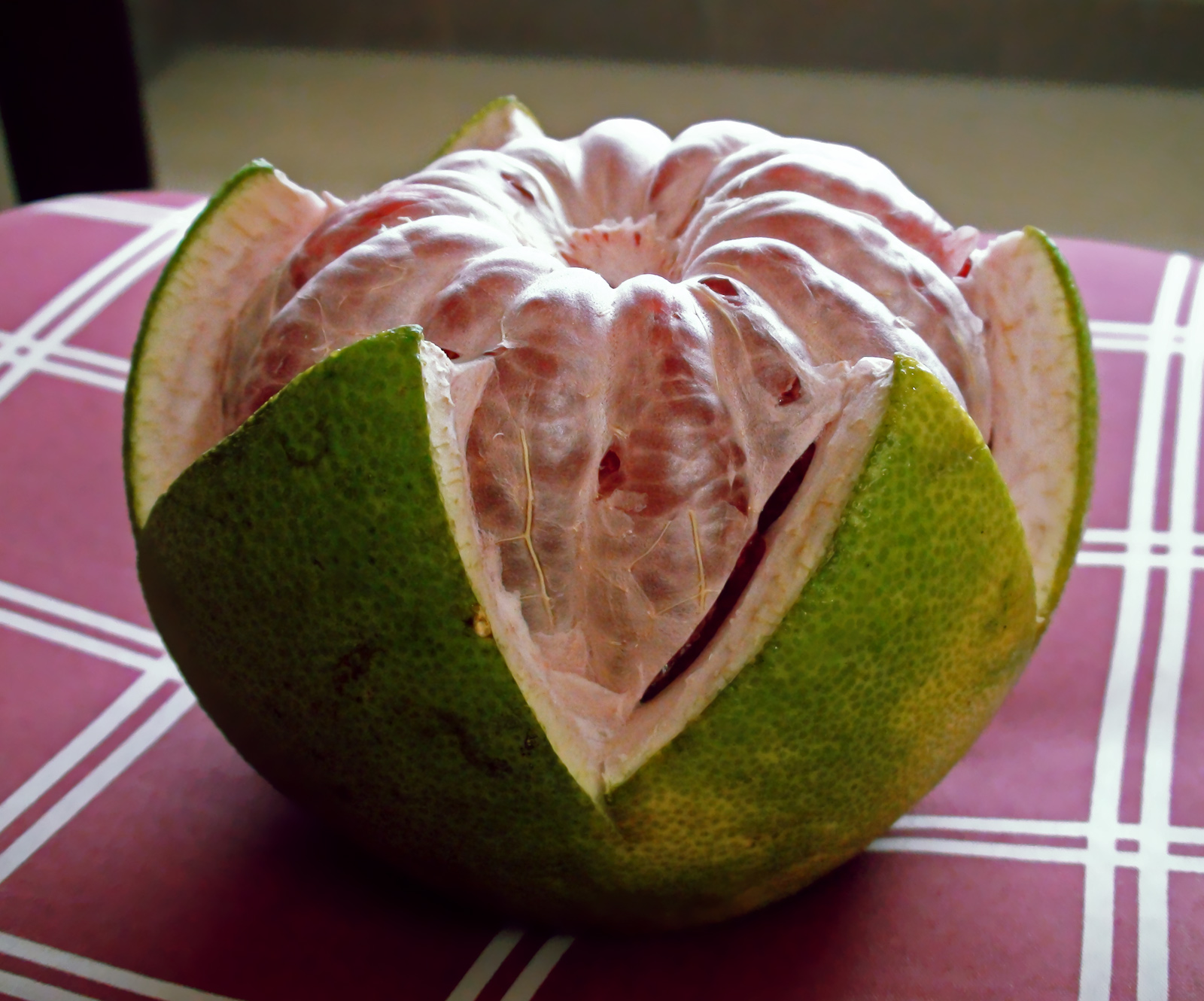 Цитрус помело. Помело фрукт полезные. Помело соренто. Большой цитрусовый фрукт с толстой кожурой. Фрукт цитрус свити.