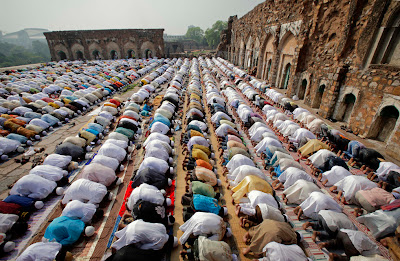 eid07 Indian Muslims gather during Eid ul Fitr prayers at ruins of the Feroz Shah Kotla Mosque New Delhi, India