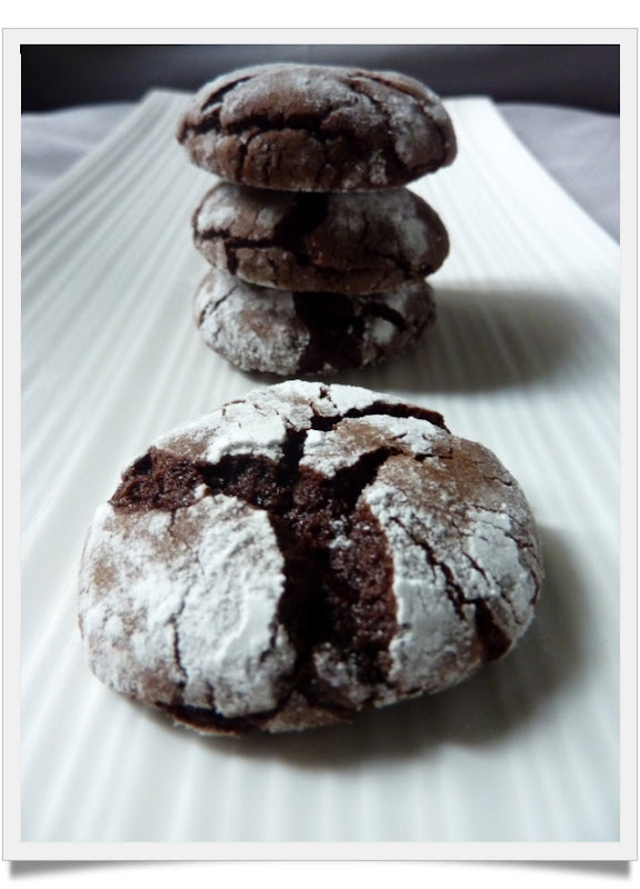 Chocolate crinkles cookies ou biscuits craquelés au chocolat