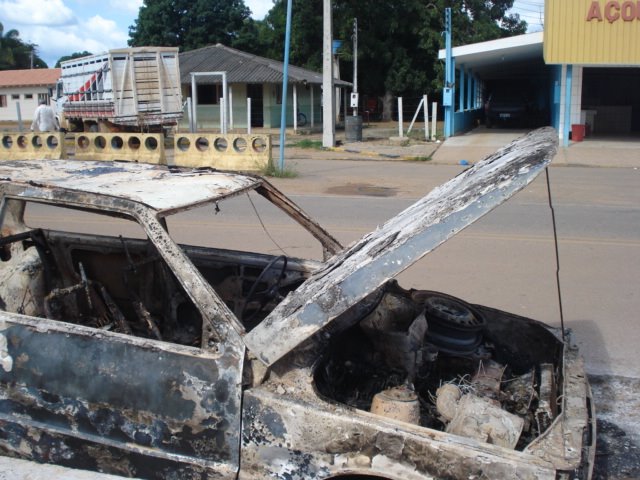 O carro incendiou em frente aos correios