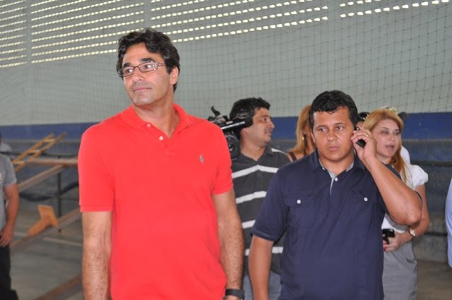 Luciano e o Gordo Lopes em detalhe, ao fundo os paparazos.