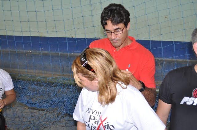 Szafir autografando a camisa da Maia uma das atrizes da peça.