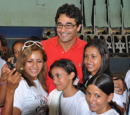 Luciano Szafir em retrato com vários participantes da encenação.