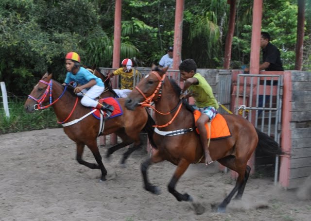 Foto da Corrida de Cavalos realizada no sábado de aleluia no Clube de Vaqueiros Velho Bahia, em Mucajaí