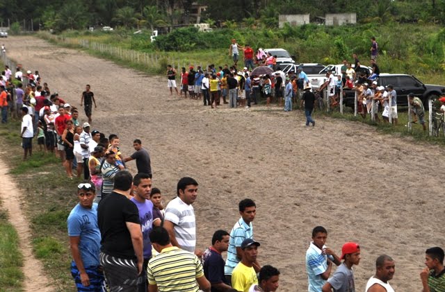Foto da Corrida de Cavalos realizada no sábado de aleluia no Clube de Vaqueiros Velho Bahia, em Mucajaí