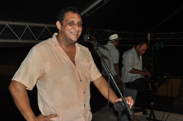 Valderi Aguiar, um dos vocalistas da Amor de Repente, e ao fundo Linderval (Tronco) o tecladista da banda.
