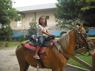 Manila Zoo: horseback riding
