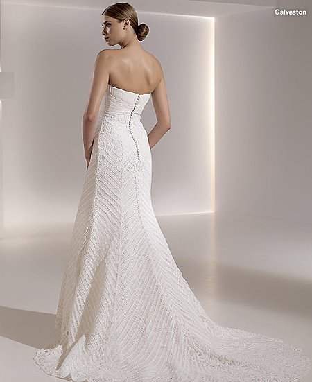 Булчинска рокля с гол гръб