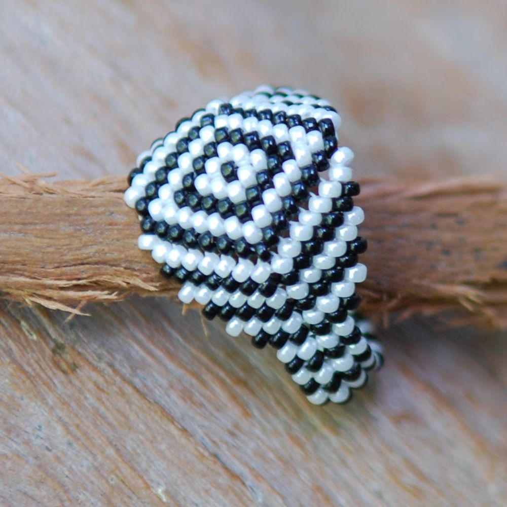 Beaded Cube Bead Diamond-Shaped Ring Pattern by Allegra
