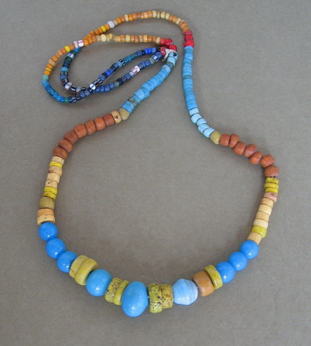 W Tajlandii i Indonezji: Glass beads from Borneo.