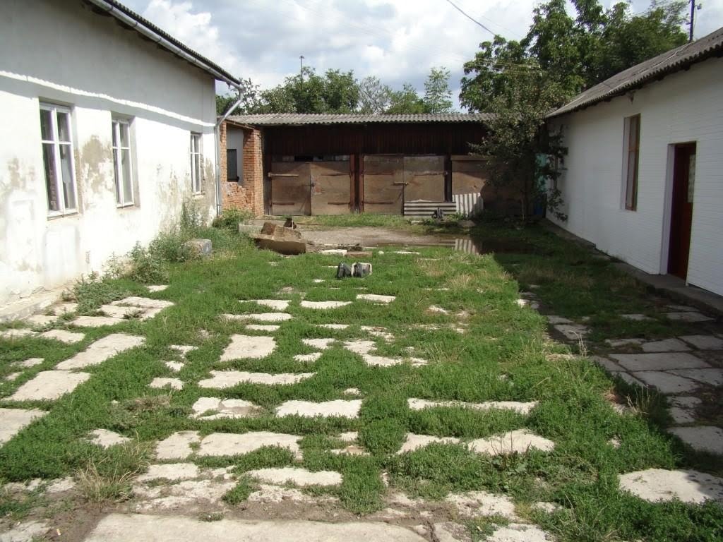 [yard+paved+with+matzevot.JPG]