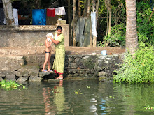 Mère lavant son fils avant l'école