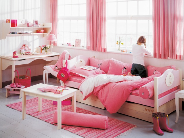 Amplio dormitorio en color rosa y blanco para niñas by dormitorios.blogspot.com