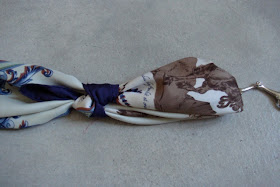 Scarf styled as a halter, using both a Mors and Chaîne d'ancre