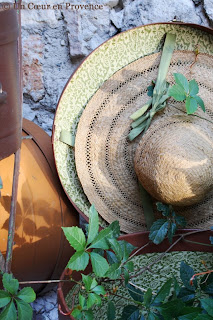 Arrangement with hat boxes and straw hat
