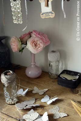 Rose Pierre de Ronsard posé sur la table de l'atelier