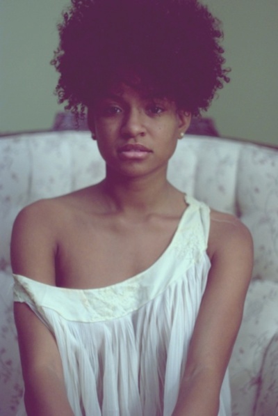 kinky-hair-white-shirt.jpg