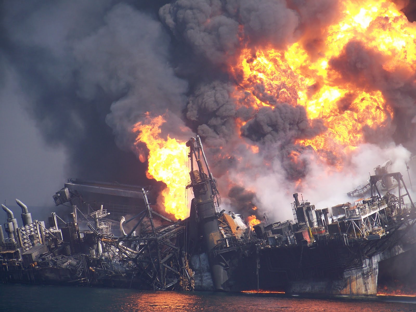 Аварии взрывы катастрофы. Дипвотер хорайзон. Взрыв нефтяной платформы Deepwater Horizon. Взрыв нефтяной платформы в мексиканском заливе 20 апреля 2010. Взрыв нефтяной платформы Deepwater Horizon - 20 апреля 2010 года.