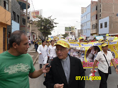 P. RICARDO GUERRERO ORREGO VICARIO GENERAL DE LA DIOCESIS ENCABEZO LA MARCHA A NOMBRE DE LA DIOCESI