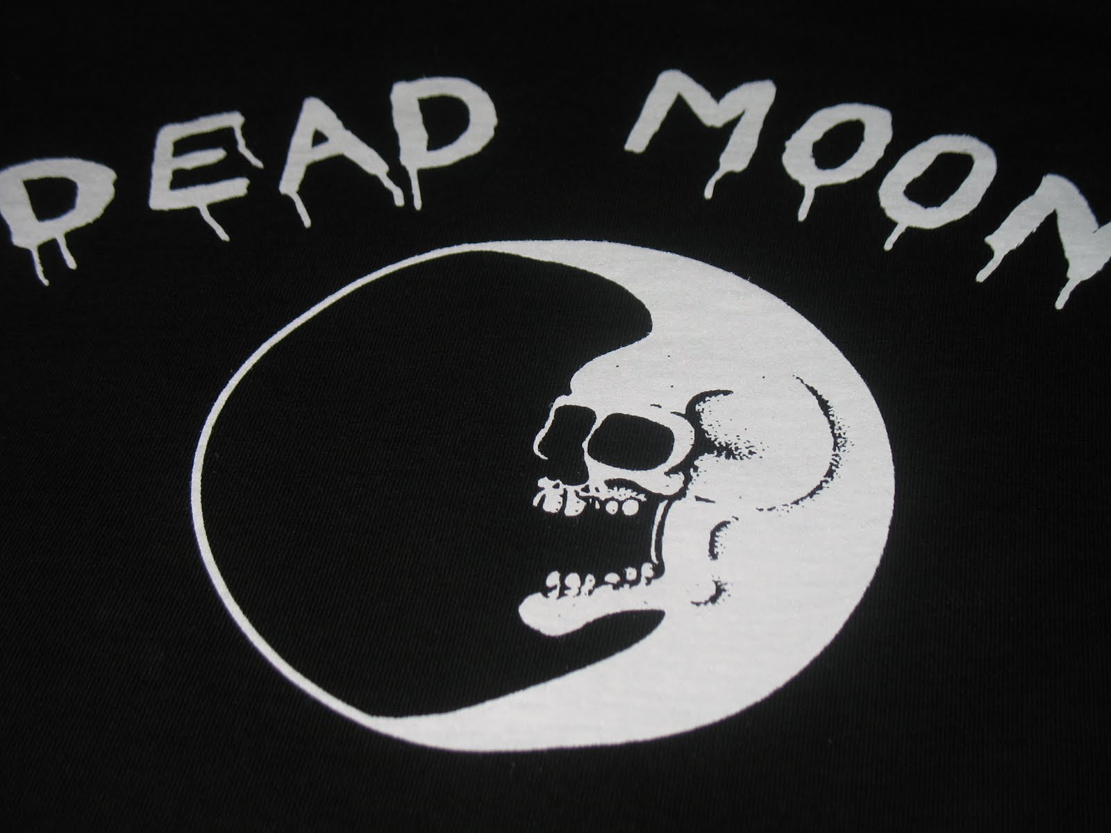 Мертвая луна слушать. Dead Moon. Мертвая Луна. Dead Moon Band. Dead Moon logo.