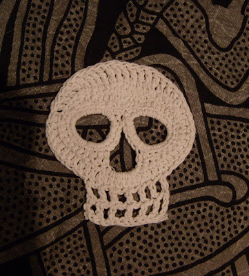 Crocheted Skull and Cross Bones Scarf. - Alien Spouse