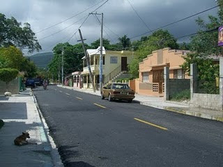 El gobierno  asfalta las calles del barrio La Playa