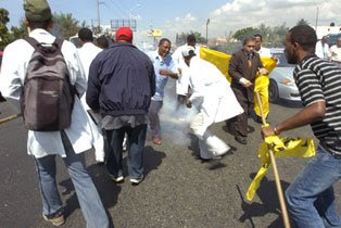 Gobierno reprime a los médicos en su primer día de huelga hubo : empujones, macanasos y bombasos