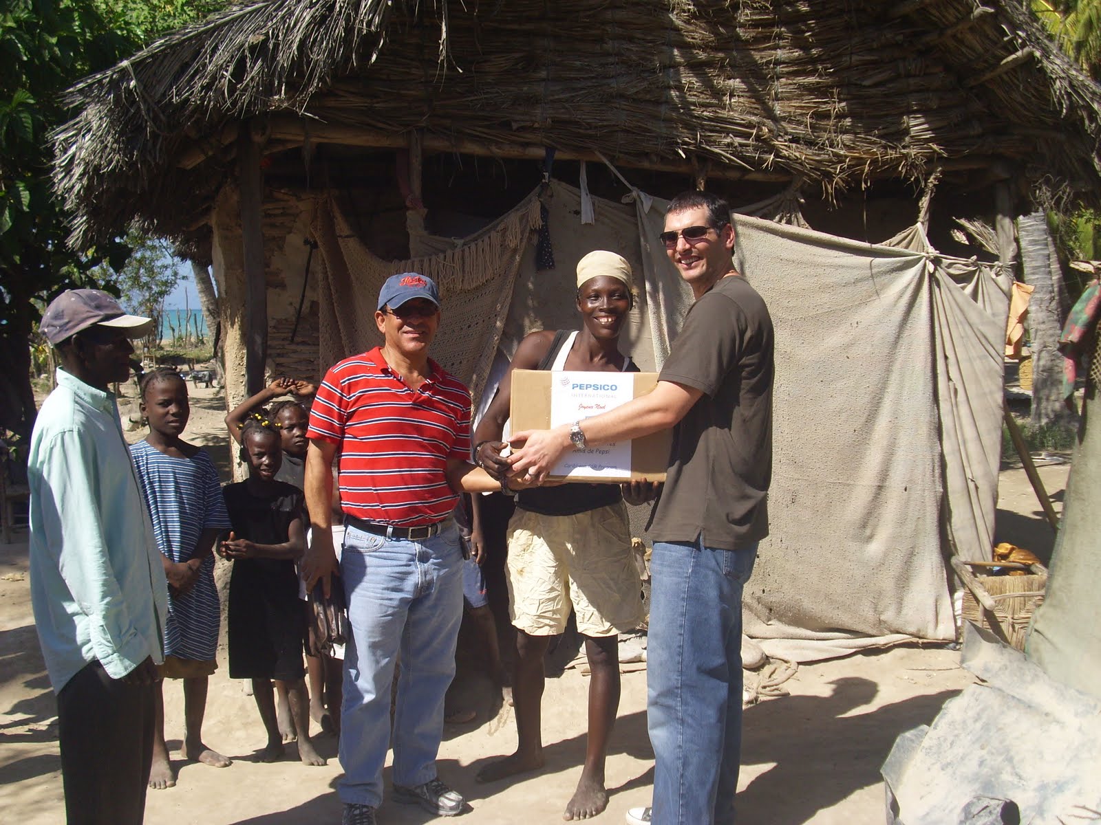 [5050.UN_REPRESENTANTE_ENTREGA_UNA_CAJA_CON_ALIMENTOS.JPG]