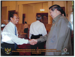 Menerima ucapan Selamat dari Presiden RI sebagai Alumni PPSA XVI Lemhannas RI di Istana Negara