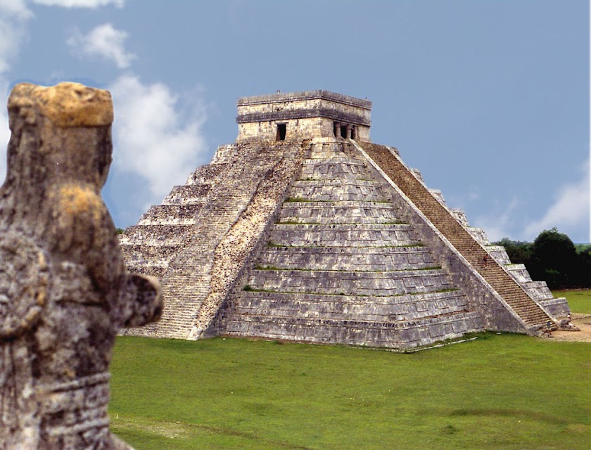 Chichén Itzá, cidade maia integra, mais abandonada misteriosamente no meio da selva. Mexico