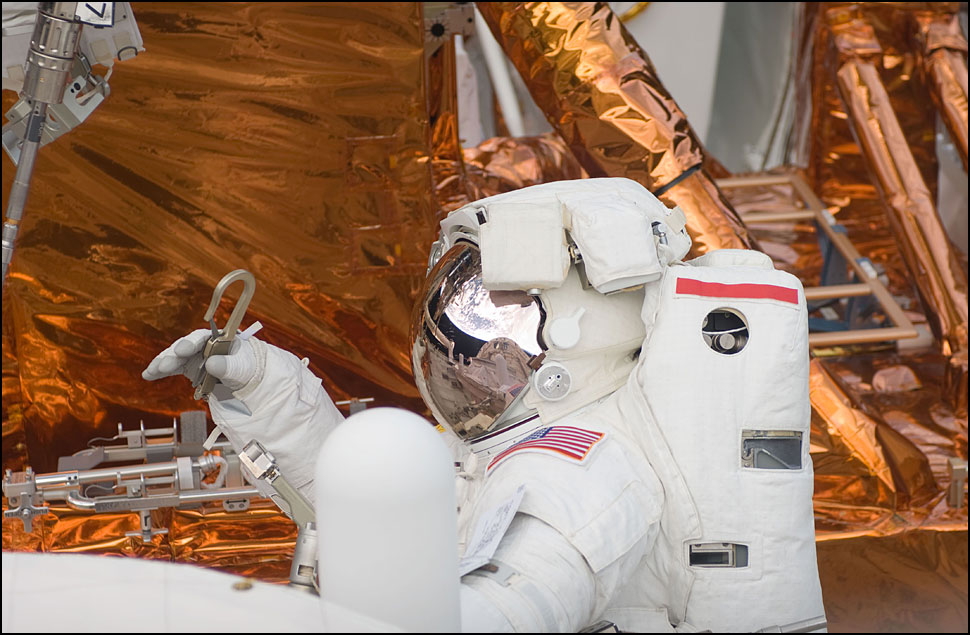 [090522_shuttle_large_10.jpg]