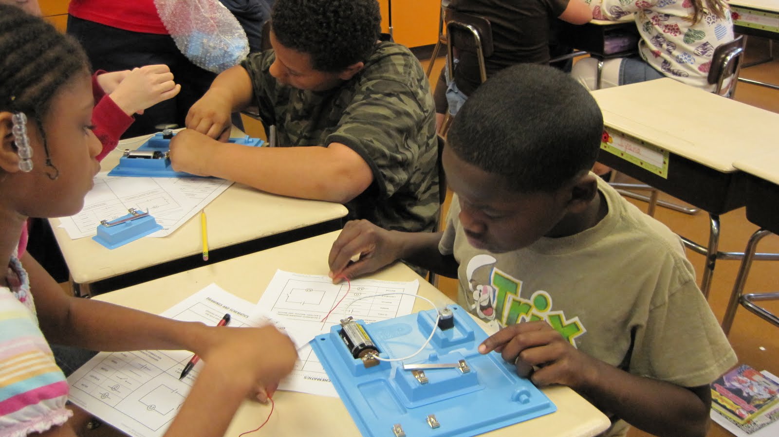 Room 229 4th Grade BLOG Creating switched circuits in 4th Grade Science