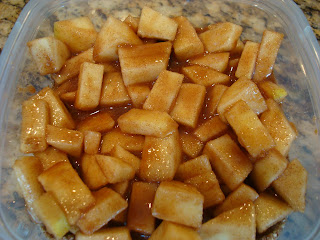 Apples over crust in clear container