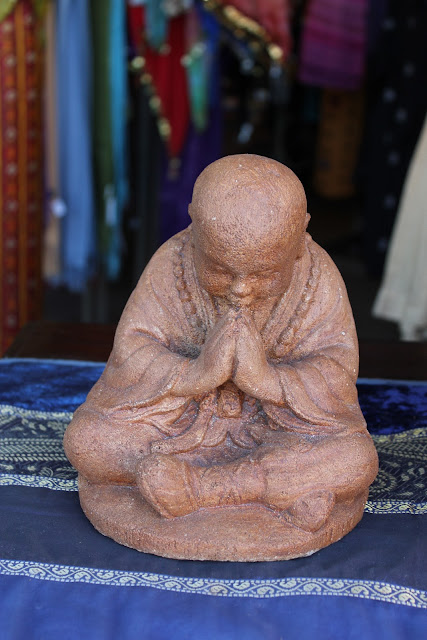 Sitting praying man statue - 25