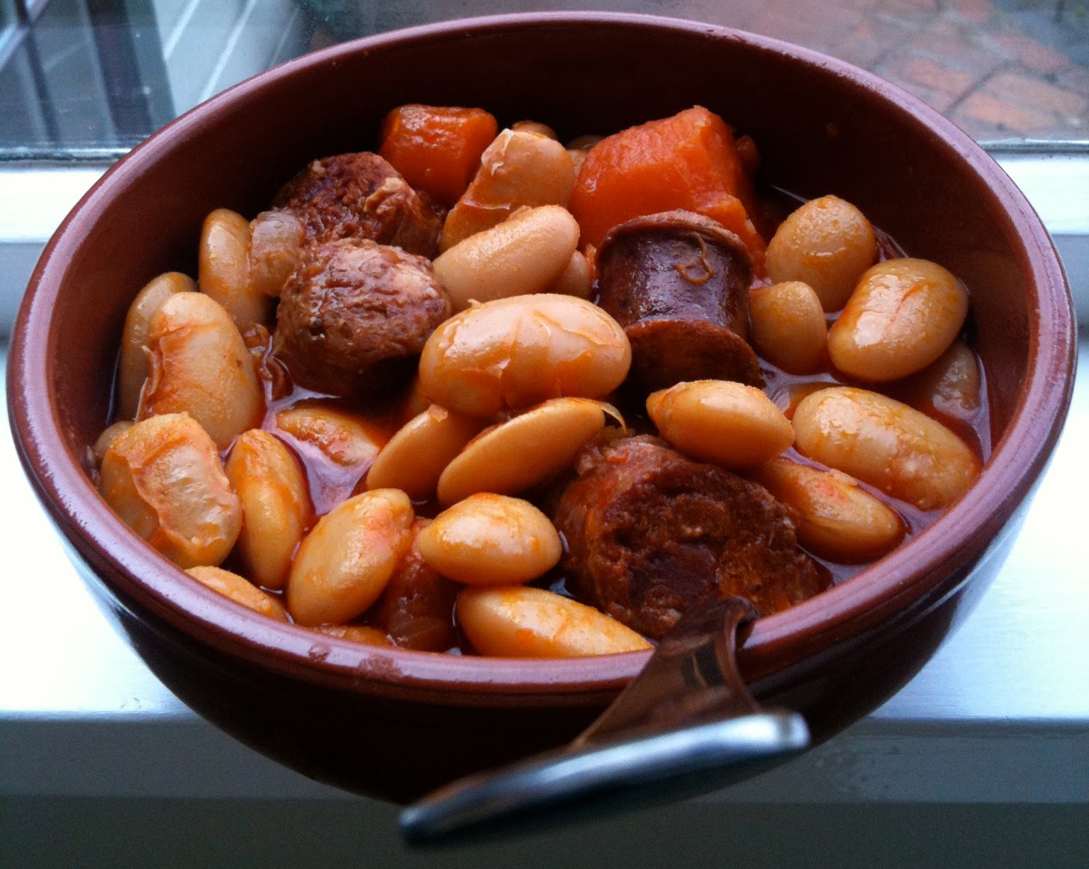 Las hambres: "Judias blancas con chorizo" White beans and chorizo stew