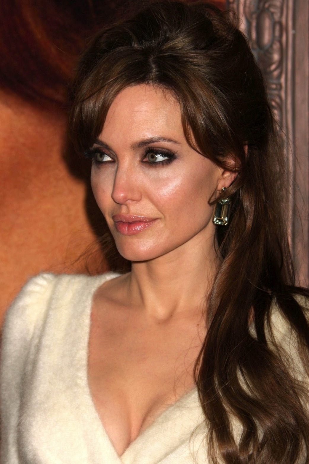 http://2.bp.blogspot.com/_LVSBSw6oemI/TTqEib24X-I/AAAAAAAAD2c/7Wch9B1XpeA/s1600/Angelina_Jolie_Latest_Cool_00.jpg