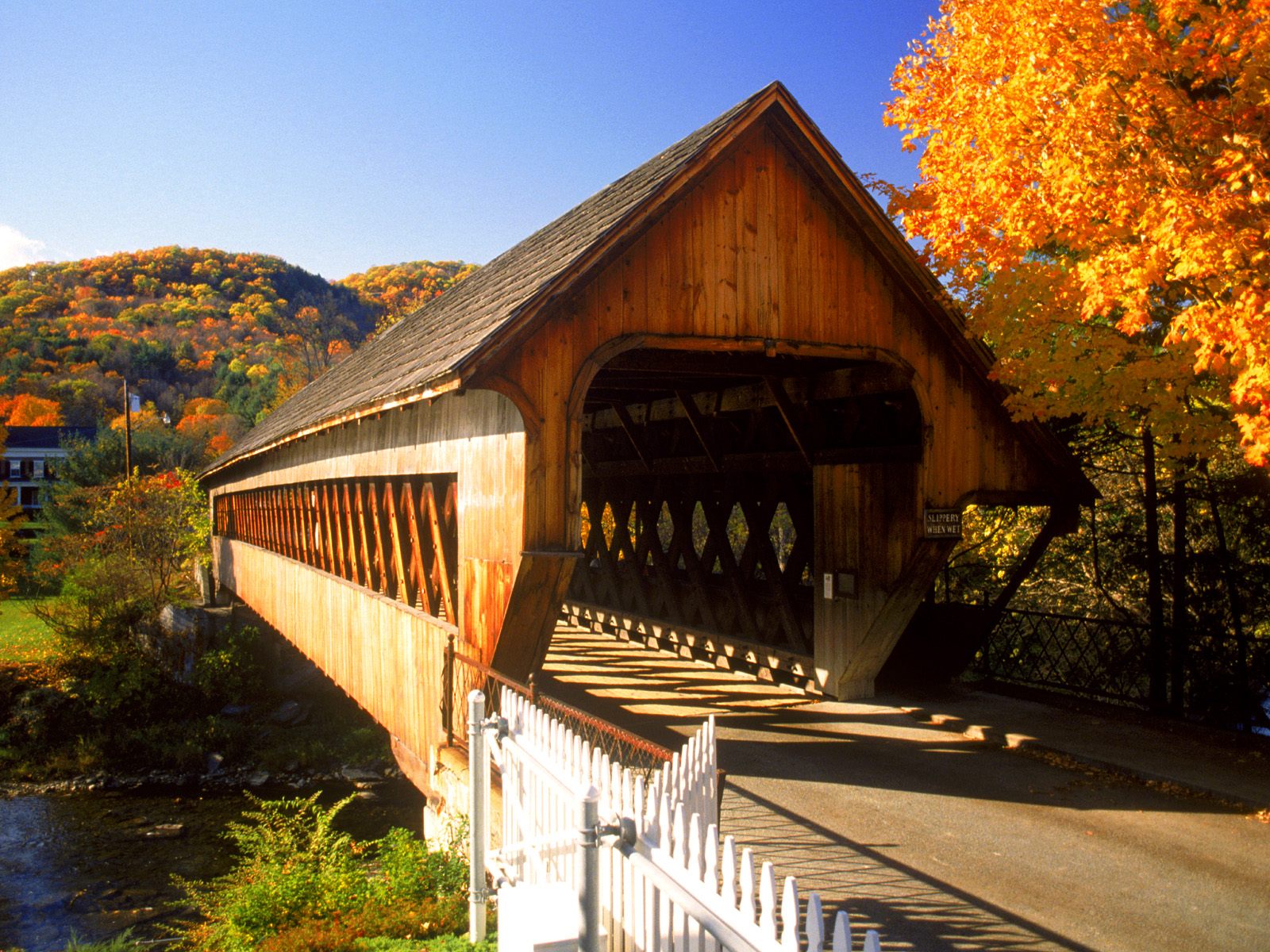 Lincoln Covered Bridge, West Woodstock, Vermont скачать