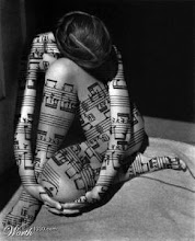Mujer musical, notas desnudas