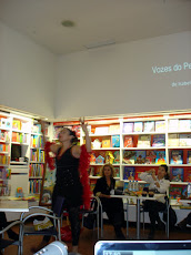 Isabel Rosete apresentando o seu livro "VOZES DO PENSAMENTO"