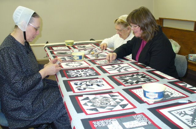 [B+&+W+quilting+2.jpg]