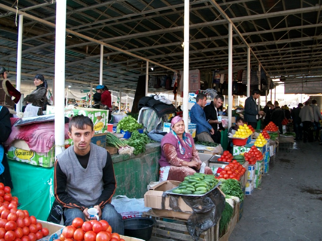 Где можно купить в душанбе. Рынок в Таджикистане Душанбе. Центральный рынок Таджикистана. Корвон рынок в Душанбе. Базар Мехргон в Душанбе.