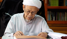 Tuan Guru Dato' Nik Abdul Aziz Bin Nik Mat