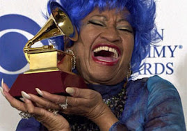 CELIA CRUZ CON UNO DE LOS PREMIOS GRAMMY QUE RECIBIERA