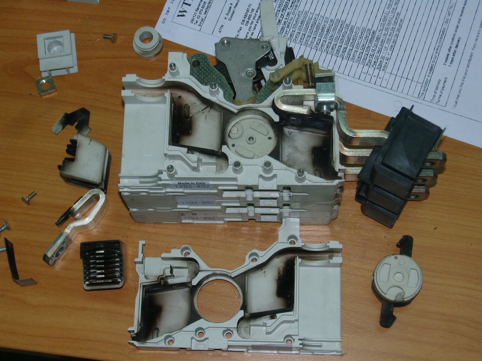 Power plant electrical engineer: Disassemble-MCCB(moulded case circuit ...
