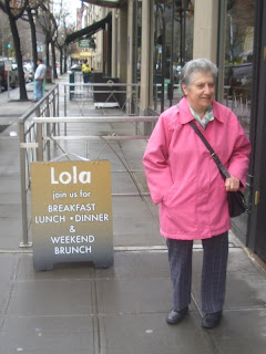 Lola sign + mum