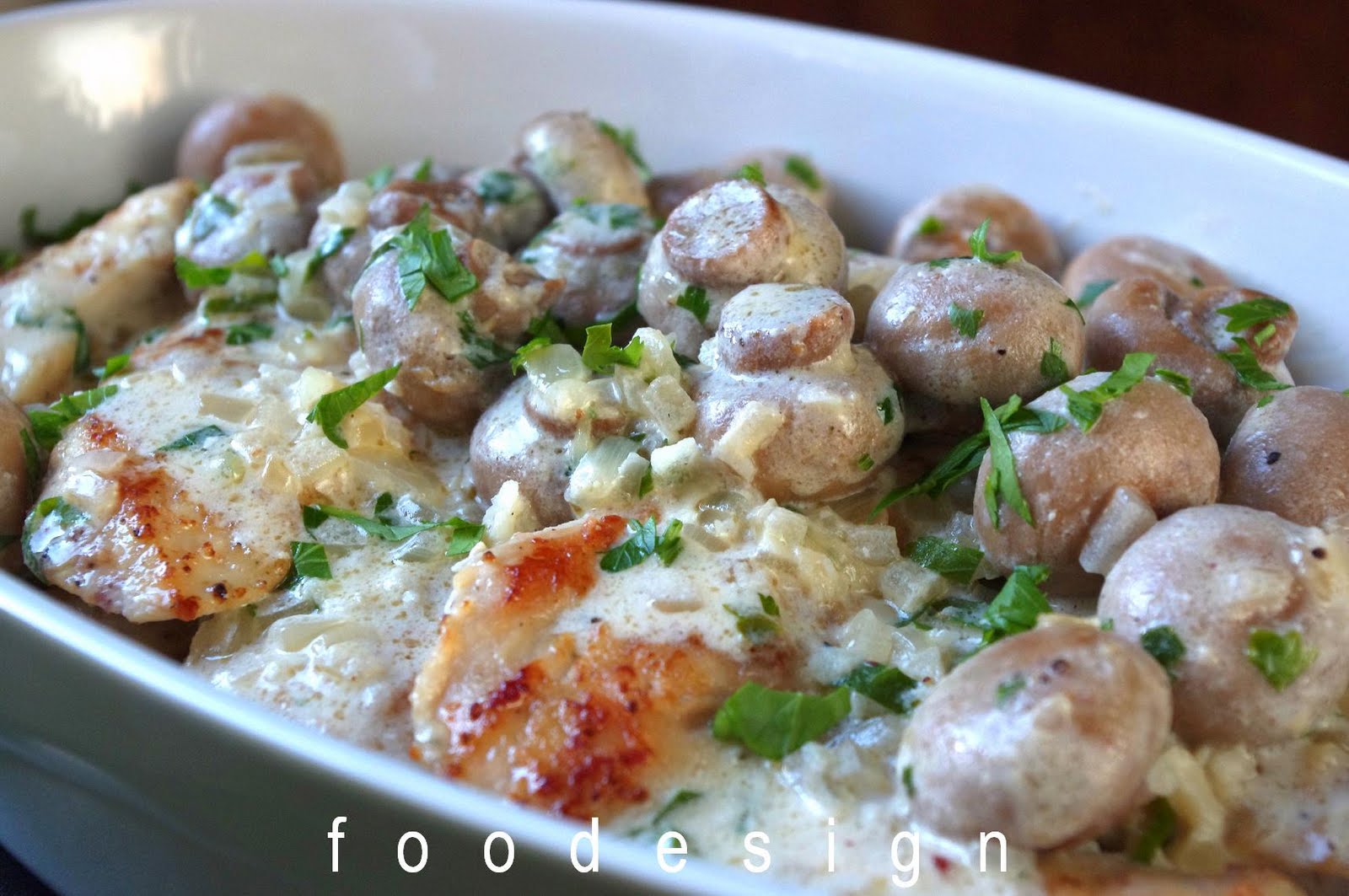 foodesign chicken with button mushrooms