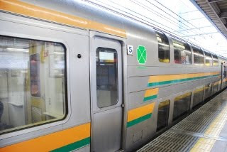 東京駅で列車に乗り込む