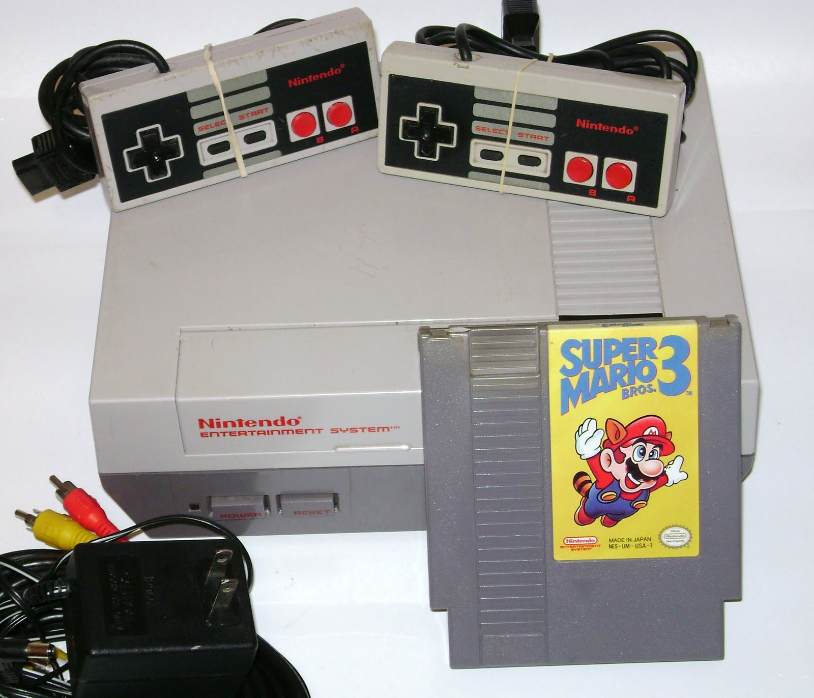 Nintendo old. Nintendo все консоли. Super Nintendo (Snes) адаптер питания. Nintendo Entertainment System костюм. История развития игровых приставок.