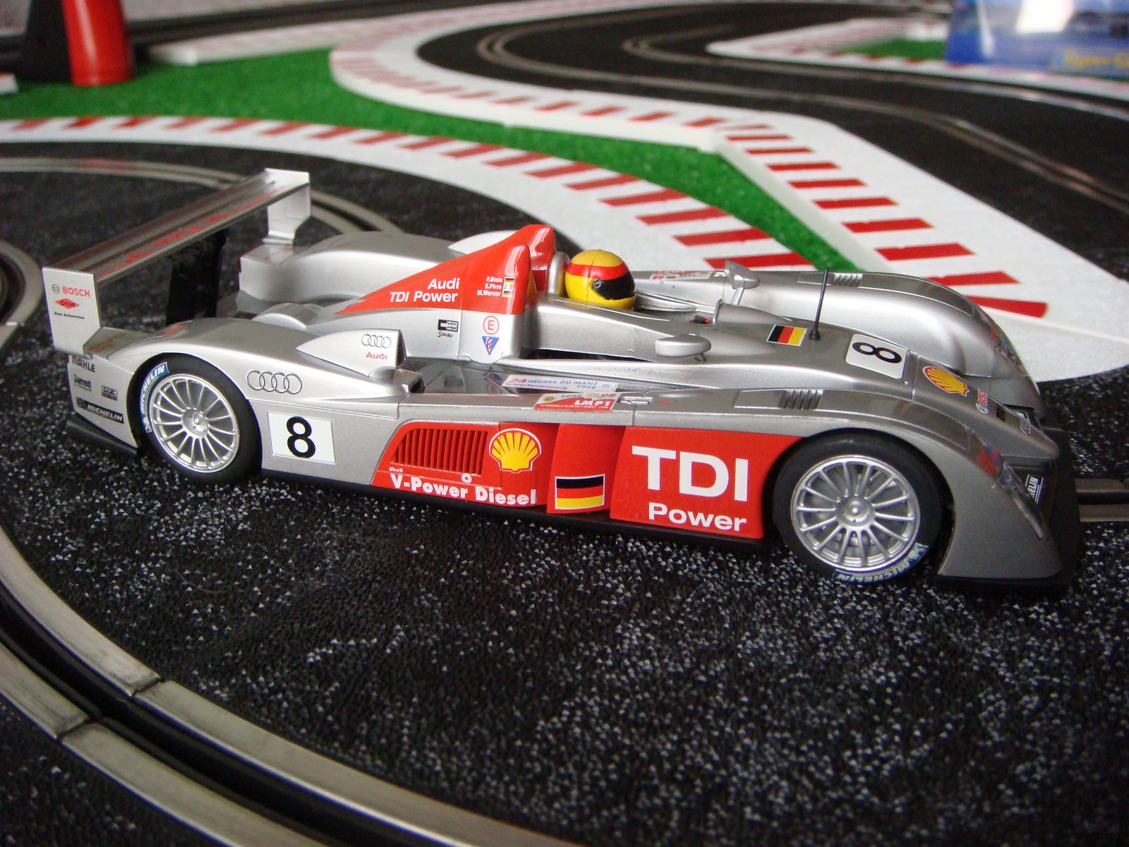 [Audi+R10+TDi+ALMS+2007+Superslot+01.JPG]
